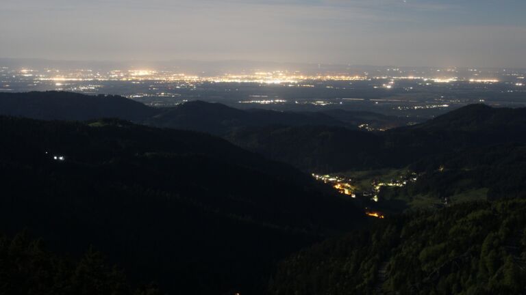 Dieses Bild zeigt eine Webcam-Aufnahme vom Achertal, aufgenommen am Samstag, den 02.05.2026 um 03:30 Uhr. Die Temperatur betrug 12.1°C.
