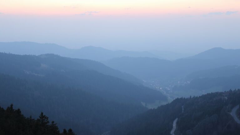 Dieses Bild zeigt eine Webcam-Aufnahme vom Achertal, aufgenommen am Mittwoch, den 18.03.2026 um 18:40 Uhr. Die Temperatur betrug 4°C.