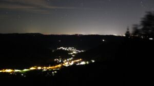 Dieses Bild zeigt eine Webcam-Aufnahme vom Achertal, aufgenommen am Montag, den 12.10.2026 um 23:30 Uhr. Die Temperatur betrug 10.7°C.