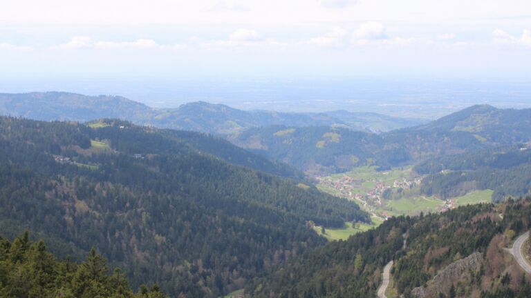 Dieses Bild zeigt eine Webcam-Aufnahme vom Achertal, aufgenommen am Donnerstag, den 16.04.2026 um 14:00 Uhr. Die Temperatur betrug 11.9°C.