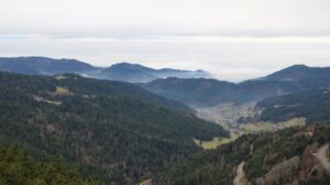 Dieses Bild zeigt eine Webcam-Aufnahme vom Achertal, aufgenommen am Donnerstag, den 04.12.2025 um 11:50 Uhr. Die Temperatur betrug 2.2°C.