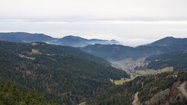 Dieses Bild zeigt eine Webcam-Aufnahme vom Achertal, aufgenommen am Donnerstag, den 04.12.2025 um 11:50 Uhr. Die Temperatur betrug 2.2°C.