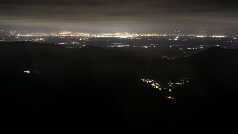 Dieses Bild zeigt eine Webcam-Aufnahme vom Achertal, aufgenommen am Dienstag, den 11.11.2025 um 02:30 Uhr. Die Temperatur betrug 4.9°C.