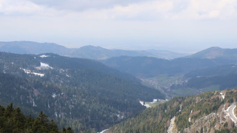 Dieses Bild zeigt eine Webcam-Aufnahme vom Achertal, aufgenommen am Freitag, den 03.04.2026 um 13:10 Uhr. Die Temperatur betrug 5.5°C.