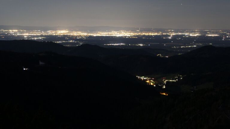 Dieses Bild zeigt eine Webcam-Aufnahme vom Achertal, aufgenommen am Sonntag, den 05.04.2026 um 05:20 Uhr. Die Temperatur betrug 9.8°C.