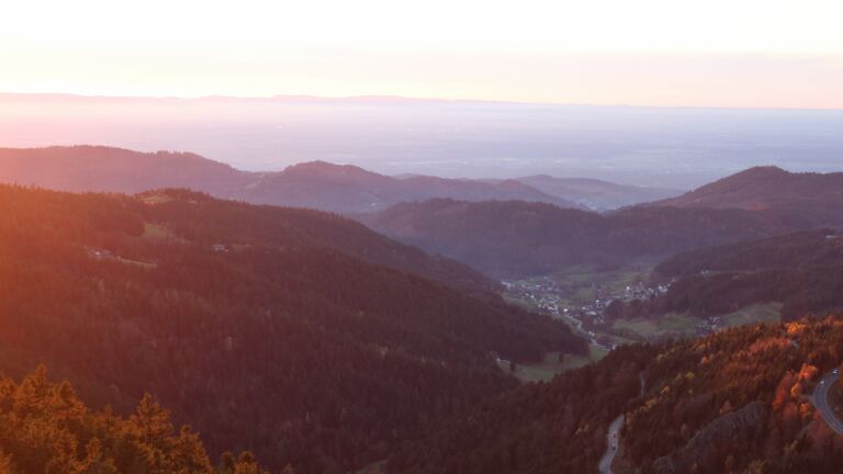 Dieses Bild zeigt eine Webcam-Aufnahme vom Achertal, aufgenommen am Mittwoch, den 05.11.2025 um 17:00 Uhr. Die Temperatur betrug 12.3°C.