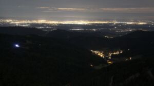 Dieses Bild zeigt eine Webcam-Aufnahme vom Achertal, aufgenommen am Montag, den 08.12.2025 um 23:30 Uhr. Die Temperatur betrug 8.1°C.