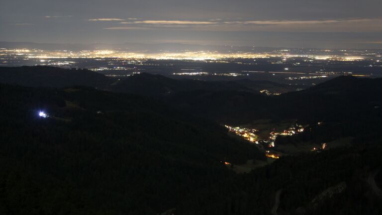 Dieses Bild zeigt eine Webcam-Aufnahme vom Achertal, aufgenommen am Montag, den 08.12.2025 um 23:30 Uhr. Die Temperatur betrug 8.1°C.