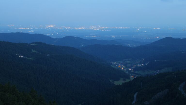 Dieses Bild zeigt eine Webcam-Aufnahme vom Achertal, aufgenommen am Freitag, den 11.07.2025 um 04:50 Uhr. Die Temperatur betrug 13.7°C.