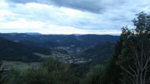 Dieses Bild zeigt eine Webcam-Aufnahme vom Achertal, aufgenommen am Freitag, den 28.08.2026 um 20:30 Uhr. Die Temperatur betrug 18.5°C.