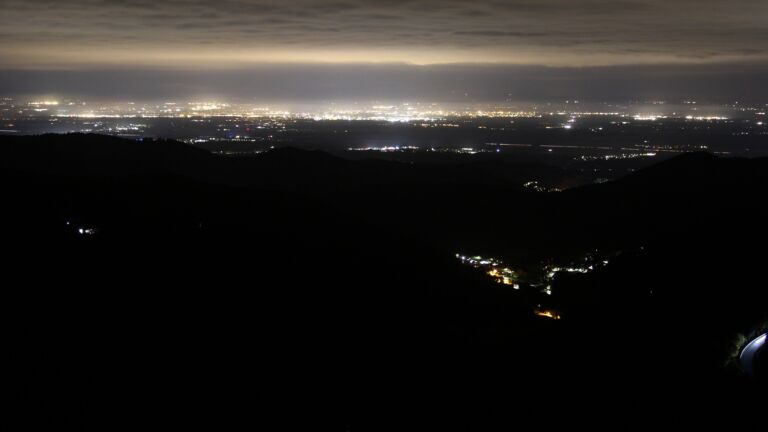 Dieses Bild zeigt eine Webcam-Aufnahme vom Achertal, aufgenommen am Samstag, den 18.10.2025 um 02:30 Uhr. Die Temperatur betrug 5.4°C.