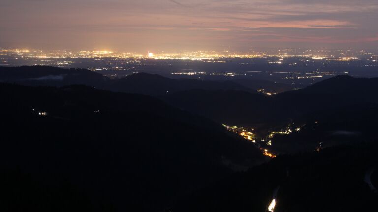 Dieses Bild zeigt eine Webcam-Aufnahme vom Achertal, aufgenommen am Montag, den 14.07.2025 um 22:50 Uhr. Die Temperatur betrug 15.8°C.