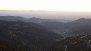 Dieses Bild zeigt eine Webcam-Aufnahme vom Achertal, aufgenommen am Donnerstag, den 23.04.2026 um 20:50 Uhr. Die Temperatur betrug 10.7°C.