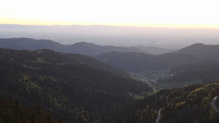 Dieses Bild zeigt eine Webcam-Aufnahme vom Achertal, aufgenommen am Donnerstag, den 23.04.2026 um 20:50 Uhr. Die Temperatur betrug 10.7°C.