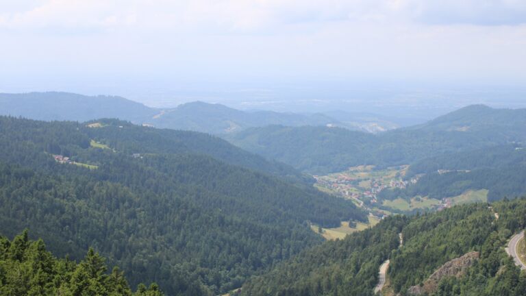Dieses Bild zeigt eine Webcam-Aufnahme vom Achertal, aufgenommen am Dienstag, den 15.07.2025 um 13:40 Uhr. Die Temperatur betrug 16.3°C.