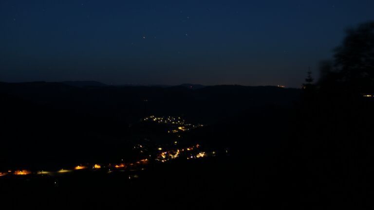 Dieses Bild zeigt eine Webcam-Aufnahme vom Achertal, aufgenommen am Sonntag, den 24.05.2026 um 04:20 Uhr. Die Temperatur betrug 20°C.