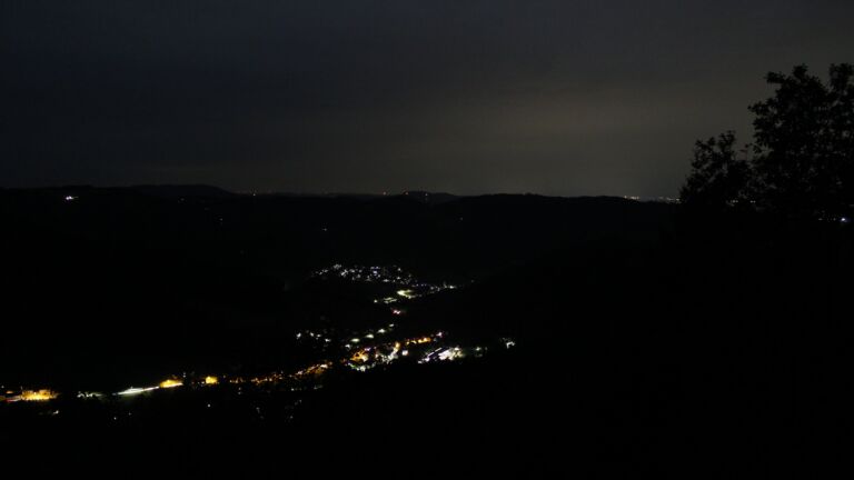 Dieses Bild zeigt eine Webcam-Aufnahme vom Achertal, aufgenommen am Donnerstag, den 01.10.2026 um 06:20 Uhr. Die Temperatur betrug 18.6°C.