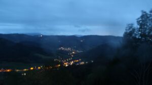 Dieses Bild zeigt eine Webcam-Aufnahme vom Achertal, aufgenommen am Samstag, den 24.10.2026 um 18:50 Uhr. Die Temperatur betrug 4.9°C.