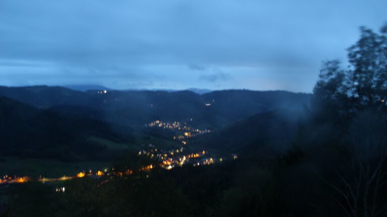 Dieses Bild zeigt eine Webcam-Aufnahme vom Achertal, aufgenommen am Samstag, den 24.10.2026 um 18:50 Uhr. Die Temperatur betrug 4.9°C.