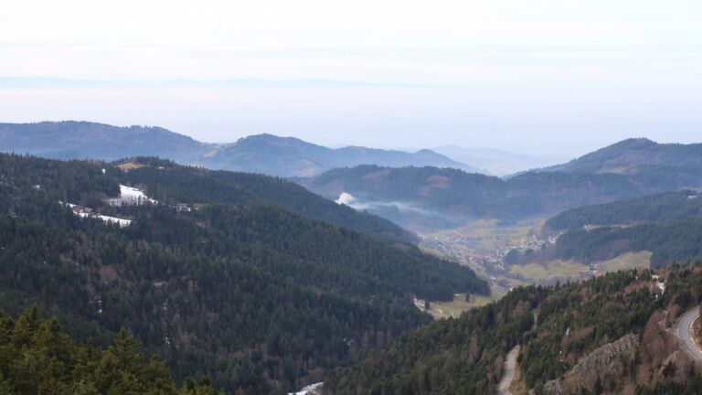 Dieses Bild zeigt eine Webcam-Aufnahme vom Achertal, aufgenommen am Samstag, den 17.01.2026 um 13:00 Uhr. Die Temperatur betrug 7.7°C.