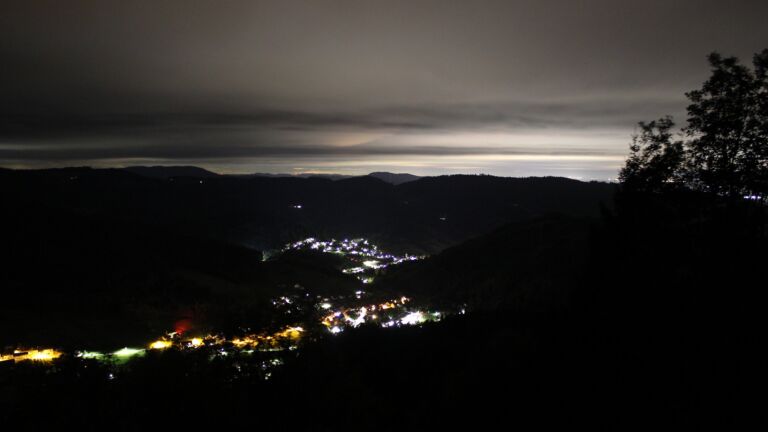Dieses Bild zeigt eine Webcam-Aufnahme vom Achertal, aufgenommen am Samstag, den 10.10.2026 um 01:00 Uhr. Die Temperatur betrug 7.9°C.