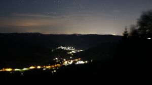 Dieses Bild zeigt eine Webcam-Aufnahme vom Achertal, aufgenommen am Samstag, den 11.07.2026 um 03:30 Uhr. Die Temperatur betrug 21.2°C.