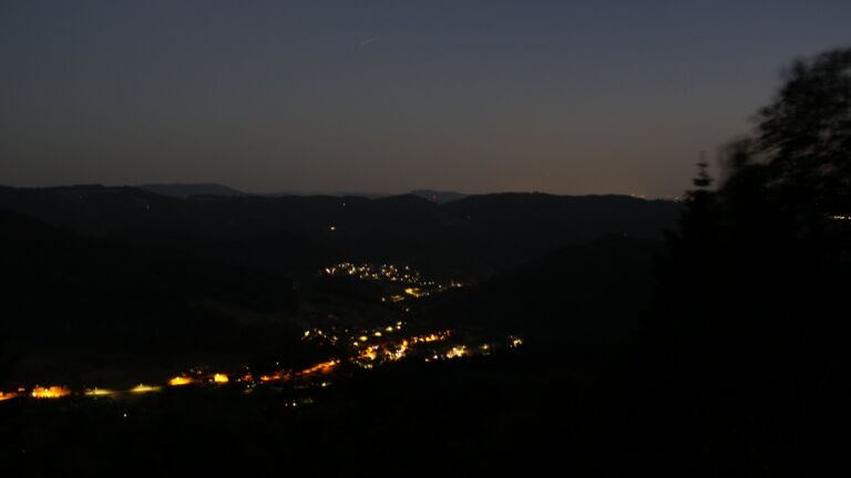 Dieses Bild zeigt eine Webcam-Aufnahme vom Achertal, aufgenommen am Montag, den 25.05.2026 um 22:30 Uhr. Die Temperatur betrug 22.1°C.