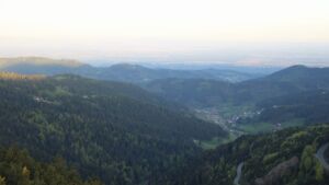 Dieses Bild zeigt eine Webcam-Aufnahme vom Achertal, aufgenommen am Montag, den 27.04.2026 um 06:40 Uhr. Die Temperatur betrug 12.2°C.