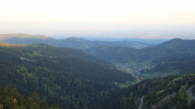 Dieses Bild zeigt eine Webcam-Aufnahme vom Achertal, aufgenommen am Montag, den 27.04.2026 um 06:40 Uhr. Die Temperatur betrug 12.2°C.