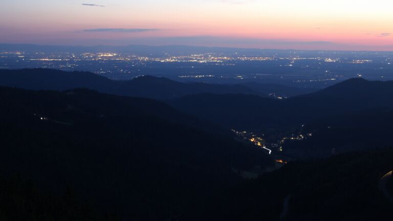 Dieses Bild zeigt eine Webcam-Aufnahme vom Achertal, aufgenommen am Samstag, den 12.07.2025 um 22:30 Uhr. Die Temperatur betrug 16.2°C.
