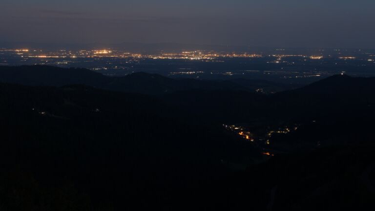 Dieses Bild zeigt eine Webcam-Aufnahme vom Achertal, aufgenommen am Montag, den 12.05.2025 um 04:50 Uhr. Die Temperatur betrug 9.8°C.