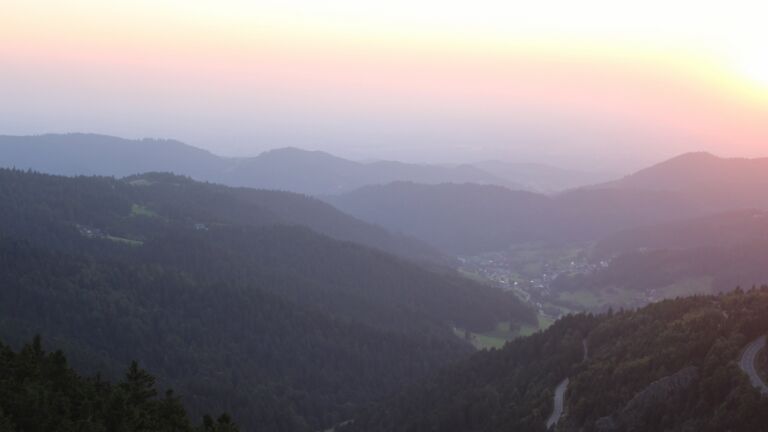 Dieses Bild zeigt eine Webcam-Aufnahme vom Achertal, aufgenommen am Montag, den 11.08.2025 um 20:40 Uhr. Die Temperatur betrug 20.3°C.