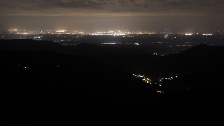 Dieses Bild zeigt eine Webcam-Aufnahme vom Achertal, aufgenommen am Freitag, den 23.05.2025 um 02:30 Uhr. Die Temperatur betrug 5.1°C.