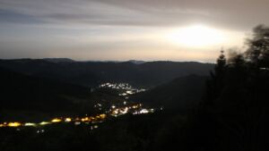 Dieses Bild zeigt eine Webcam-Aufnahme vom Achertal, aufgenommen am Donnerstag, den 27.08.2026 um 04:40 Uhr. Die Temperatur betrug 22.6°C.