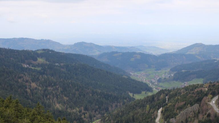 Dieses Bild zeigt eine Webcam-Aufnahme vom Achertal, aufgenommen am Mittwoch, den 15.04.2026 um 12:00 Uhr. Die Temperatur betrug 7.9°C.