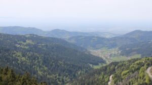 Dieses Bild zeigt eine Webcam-Aufnahme vom Achertal, aufgenommen am Montag, den 27.04.2026 um 14:00 Uhr. Die Temperatur betrug 14.1°C.