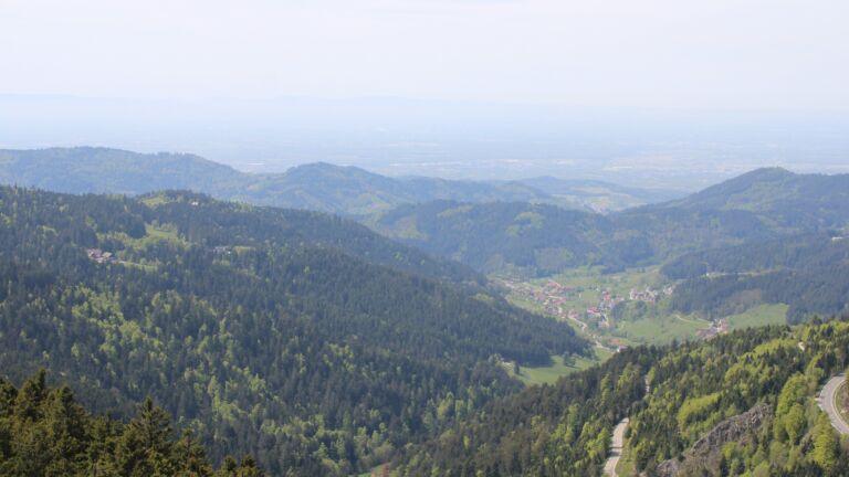 Dieses Bild zeigt eine Webcam-Aufnahme vom Achertal, aufgenommen am Montag, den 27.04.2026 um 14:00 Uhr. Die Temperatur betrug 14.1°C.