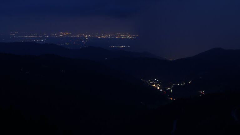 Dieses Bild zeigt eine Webcam-Aufnahme vom Achertal, aufgenommen am Mittwoch, den 27.08.2025 um 21:00 Uhr. Die Temperatur betrug 17.2°C.