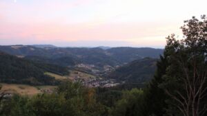 Dieses Bild zeigt eine Webcam-Aufnahme vom Achertal, aufgenommen am Donnerstag, den 20.08.2026 um 20:40 Uhr. Die Temperatur betrug 18.1°C.