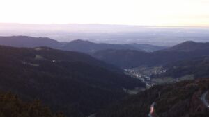 Dieses Bild zeigt eine Webcam-Aufnahme vom Achertal, aufgenommen am Dienstag, den 09.12.2025 um 17:00 Uhr. Die Temperatur betrug 10.4°C.