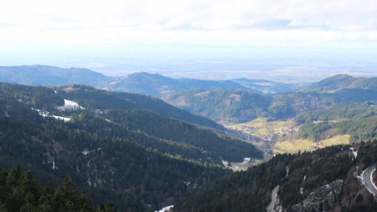 Dieses Bild zeigt eine Webcam-Aufnahme vom Achertal, aufgenommen am Donnerstag, den 15.01.2026 um 13:30 Uhr. Die Temperatur betrug 6.1°C.