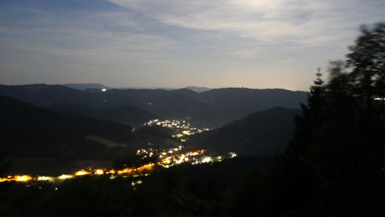 Dieses Bild zeigt eine Webcam-Aufnahme vom Achertal, aufgenommen am Montag, den 22.06.2026 um 23:20 Uhr. Die Temperatur betrug 25.3°C.