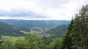 Dieses Bild zeigt eine Webcam-Aufnahme vom Achertal, aufgenommen am Dienstag, den 09.06.2026 um 13:50 Uhr. Die Temperatur betrug 13.5°C.