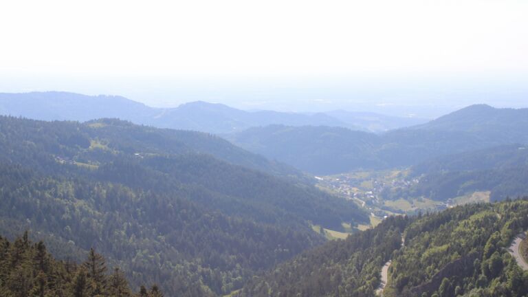 Dieses Bild zeigt eine Webcam-Aufnahme vom Achertal, aufgenommen am Montag, den 19.05.2025 um 17:50 Uhr. Die Temperatur betrug 17.2°C.