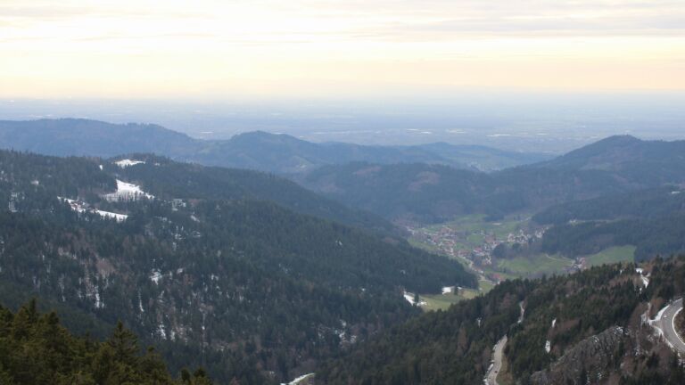 Dieses Bild zeigt eine Webcam-Aufnahme vom Achertal, aufgenommen am Freitag, den 03.04.2026 um 18:20 Uhr. Die Temperatur betrug 6.1°C.