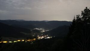 Dieses Bild zeigt eine Webcam-Aufnahme vom Achertal, aufgenommen am Montag, den 03.08.2026 um 04:30 Uhr. Die Temperatur betrug 24.7°C.