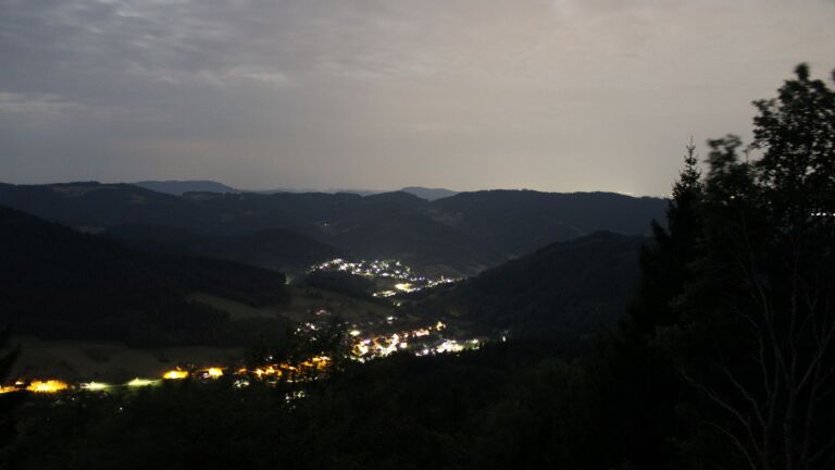 Dieses Bild zeigt eine Webcam-Aufnahme vom Achertal, aufgenommen am Montag, den 03.08.2026 um 04:30 Uhr. Die Temperatur betrug 24.7°C.