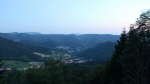 Dieses Bild zeigt eine Webcam-Aufnahme vom Achertal, aufgenommen am Donnerstag, den 18.06.2026 um 22:10 Uhr. Die Temperatur betrug 25.9°C.