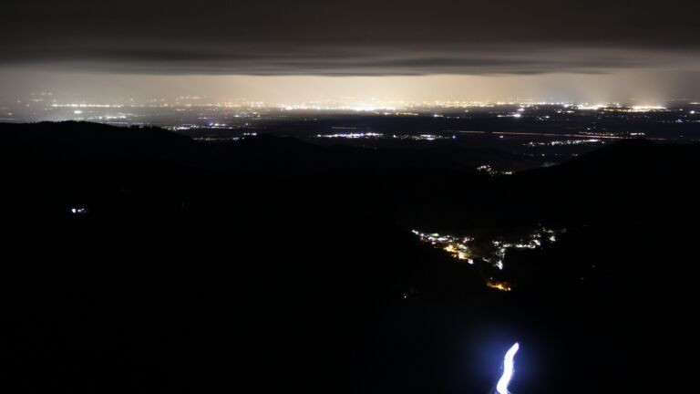 Dieses Bild zeigt eine Webcam-Aufnahme vom Achertal, aufgenommen am Dienstag, den 10.02.2026 um 23:30 Uhr. Die Temperatur betrug 3.9°C.