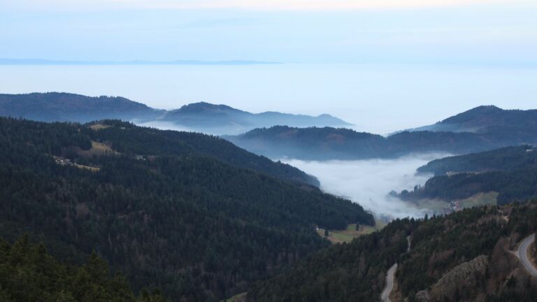 Dieses Bild zeigt eine Webcam-Aufnahme vom Achertal, aufgenommen am Dienstag, den 16.12.2025 um 08:40 Uhr. Die Temperatur betrug 9.5°C.